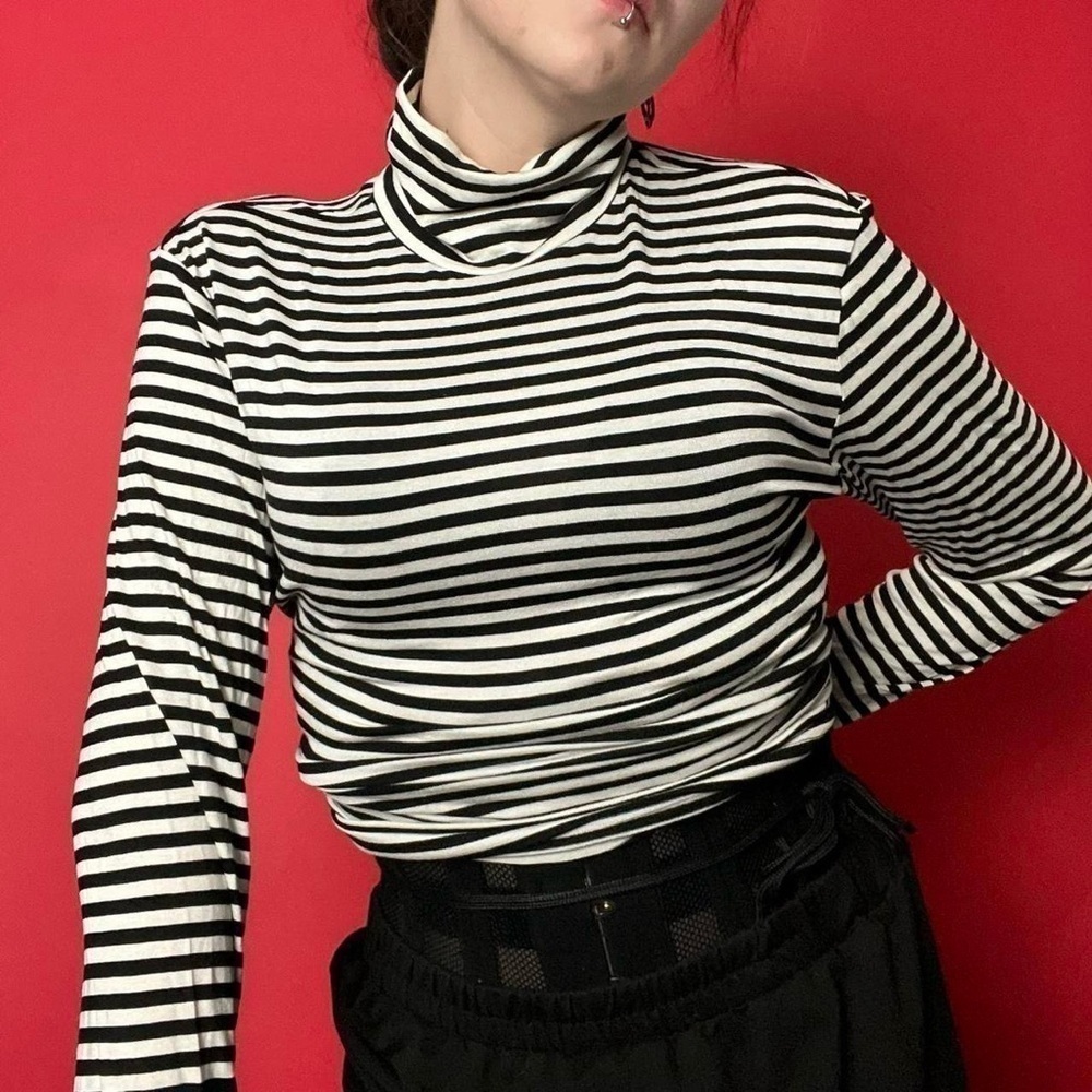 Horizontal striped long sleeve turtle neck 🖤🤍
